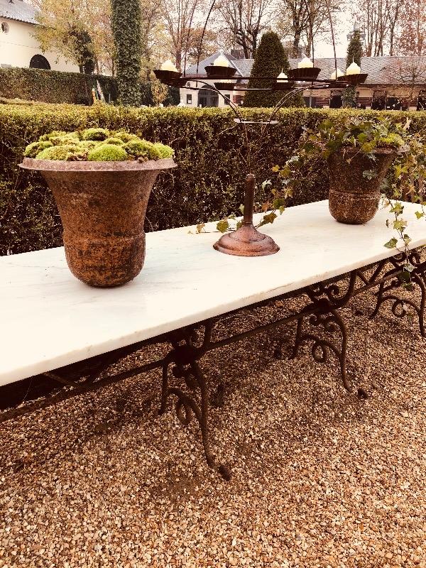 Jolie table d’office en marbre et pieds fer forgé 