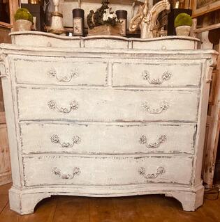 Magnifique commode XVIIIème galbée peinte 130X0,64 et 110 de hauteur 