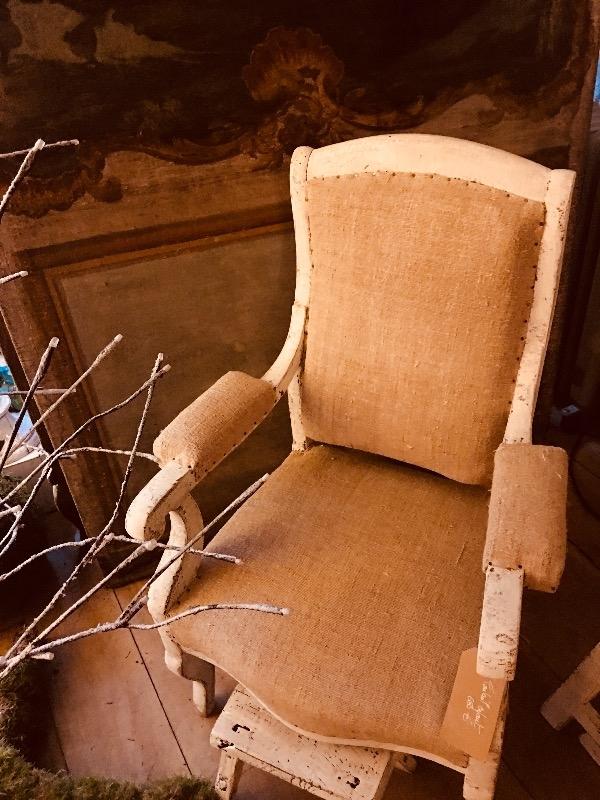 Petit fauteuil d’enfant recouvert de beau chanvre ancien 