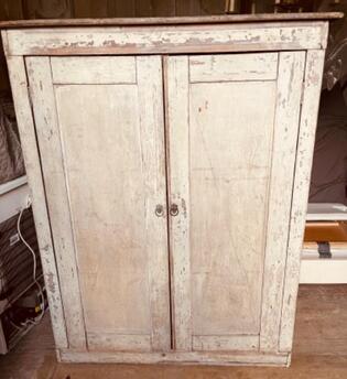 Petite armoire bonnetiere peinte de pêcheurs 120X45x180 de hauteur 