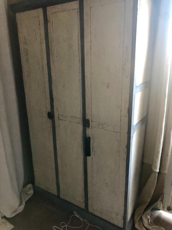 Petite armoire casier 3 portes de menuiserie 118 longueur X 0,50 de profondeur et 203 de hauteur 