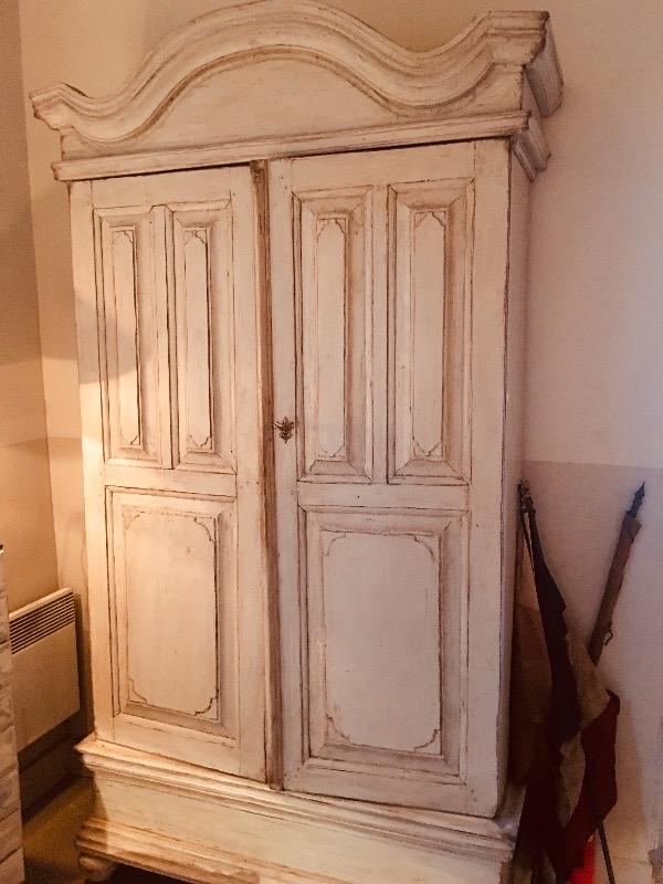 Ravissante armoire suédoise XVIIIème hauteur 234, largeur 128 et profondeur 0,44