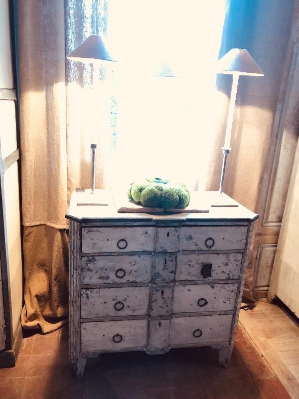 Ravissante petite commode suédoise XVIIIème dans sa patine d’orIgine 0,90 longueur X0,48 de profondeur et 0,86 de hauteur 