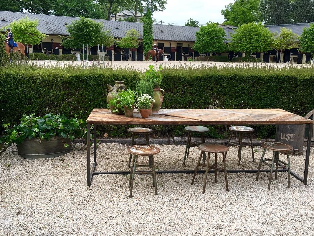 Table réalisée à partir d un plancher ancien, pieds en fer.