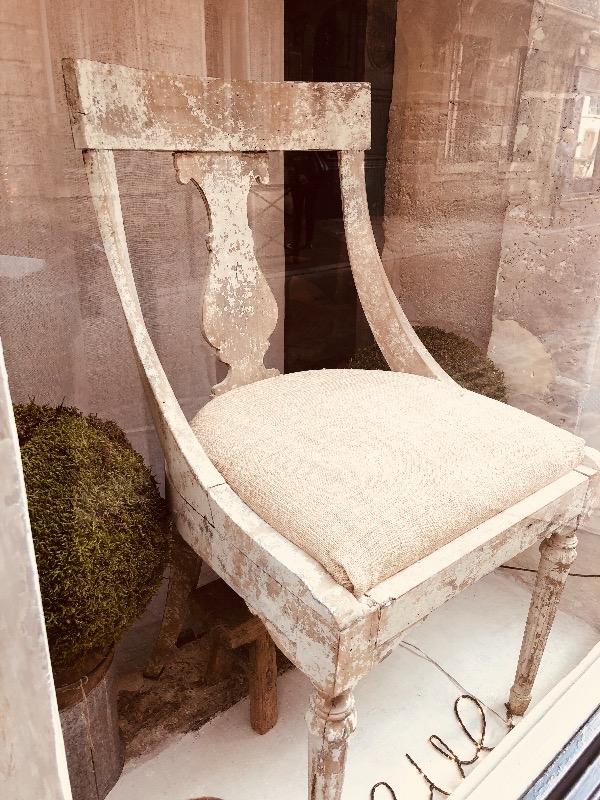 Une paire de chaises suédoises recouvertes de beau chanvre 